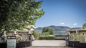 L'entrée de l'hôtel Cristallo offre une vue dégagée sur le paysage environnant et les montagnes.