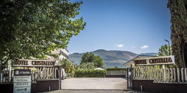 A entrada do Hotel Cristallo, com vista desobstruída da paisagem e montanhas ao redor.