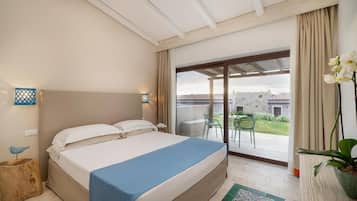 Une chambre à coucher comprenant un lit, une table de chevet, une lampe, une fenêtre avec des rideaux et une vue sur l’extérieur.