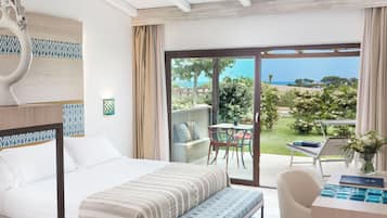 Una habitación de hotel con una cama, un escritorio y vistas al exterior.