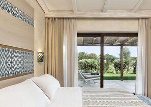 Une chambre à coucher avec un lit, un mur décoré d’un motif, une fenêtre avec des rideaux et une vue sur l’extérieur.