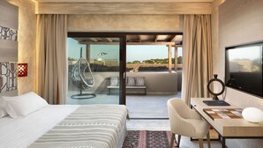 Une chambre d’hôtel moderne, dotée d’un grand lit, d’un bureau avec une chaise, d’une télévision et offrant une vue sur le paysage urbain.