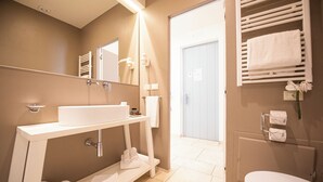 A modern bathroom with a white sink, mirror, towel rack, and toilet. - Relais Masseria Le Cesine Cdshotels (Vernole)