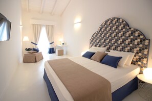 Une chambre d’hôtel moderne, dotée d’un grand lit, d’un bureau et d’une chaise.