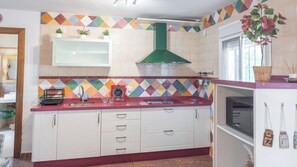 ثلاجة، ميكروويف، فرن، موقد طهي مسطح