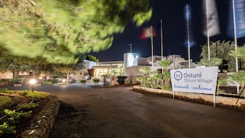 Segnaletica per Ostuni Village con un messaggio di benvenuto.