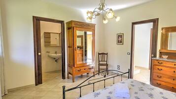 Escritorio y tabla de planchar con plancha