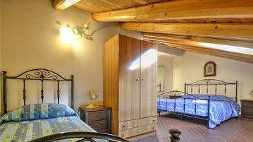 Una scrivania, ferro/asse da stiro