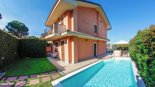 A two-story house with a swimming pool, a balcony, and a well-maintained garden. - Etna Villa il Pino (Trecastagni)