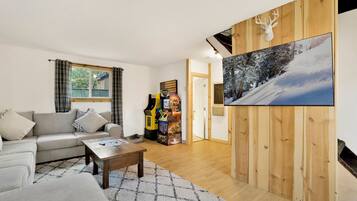 Hytte, flere senger, adgang til basseng, fjellutsikt (2559) | Oppholdsområde