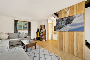 Ferienhütte, Mehrere Betten, Poolzugang, Bergblick (2559) | Wohnbereich