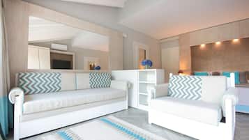 Una sala de estar moderna con un sofá blanco, un tapete estampado y un espejo grande.
