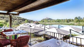 Bar (trong khuôn viên)