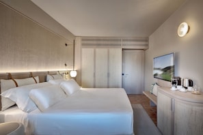 A modern hotel room with a large bed, a flat-screen TV, a coffee maker, and a wardrobe. - Veridia Resort, a Member of Radisson Individuals (Domus de Maria)