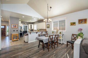 Dining - Family Friendly 3BR/2BA Entire home + workspace (Canby)
