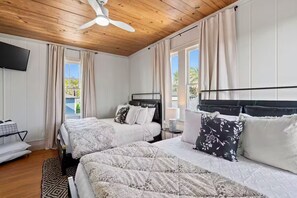 5 bedrooms, iron/ironing board, WiFi, bed sheets - Hot tub-Walk 2 Beach-Sauna-Fire pit-Mural-Sleeps15 (Galveston)