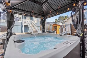 Terrace/patio - Hot tub-Walk 2 Beach-Sauna-Fire pit-Mural-Sleeps15 (Galveston)