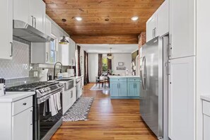 Private kitchen - Hot tub-Walk 2 Beach-Sauna-Fire pit-Mural-Sleeps15 (Galveston)