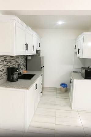 Een koelkast, een magnetron, een oven, een kookplaat