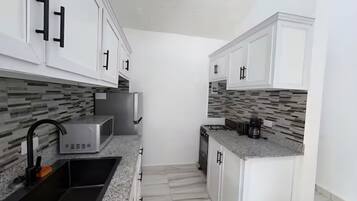 Frigorifero, microonde, forno, piano cottura