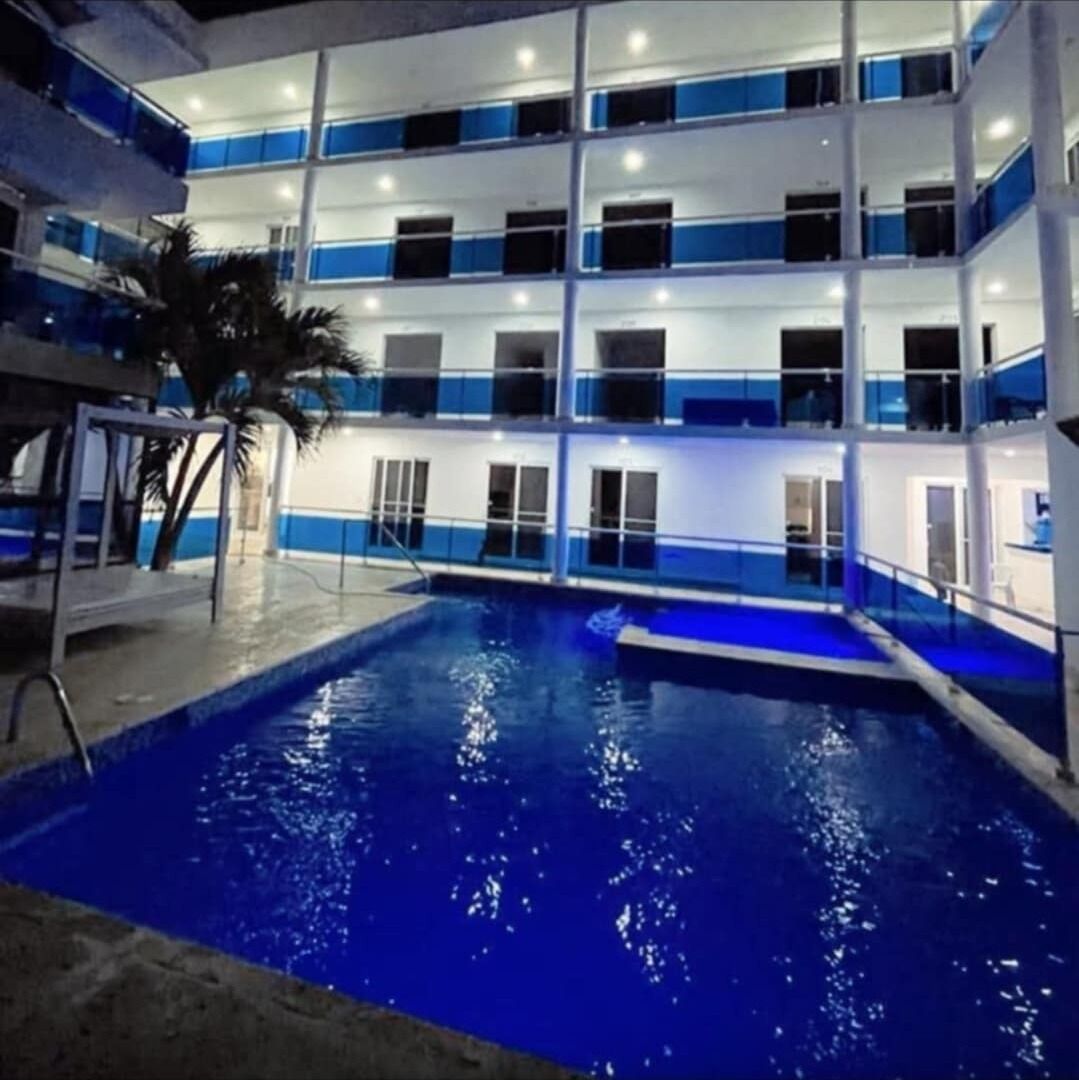 Una piscina al aire libre, una piscina climatizada