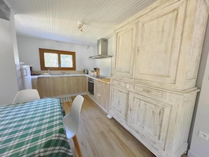 Micro-ondes, plaque de cuisson, lave-vaisselle