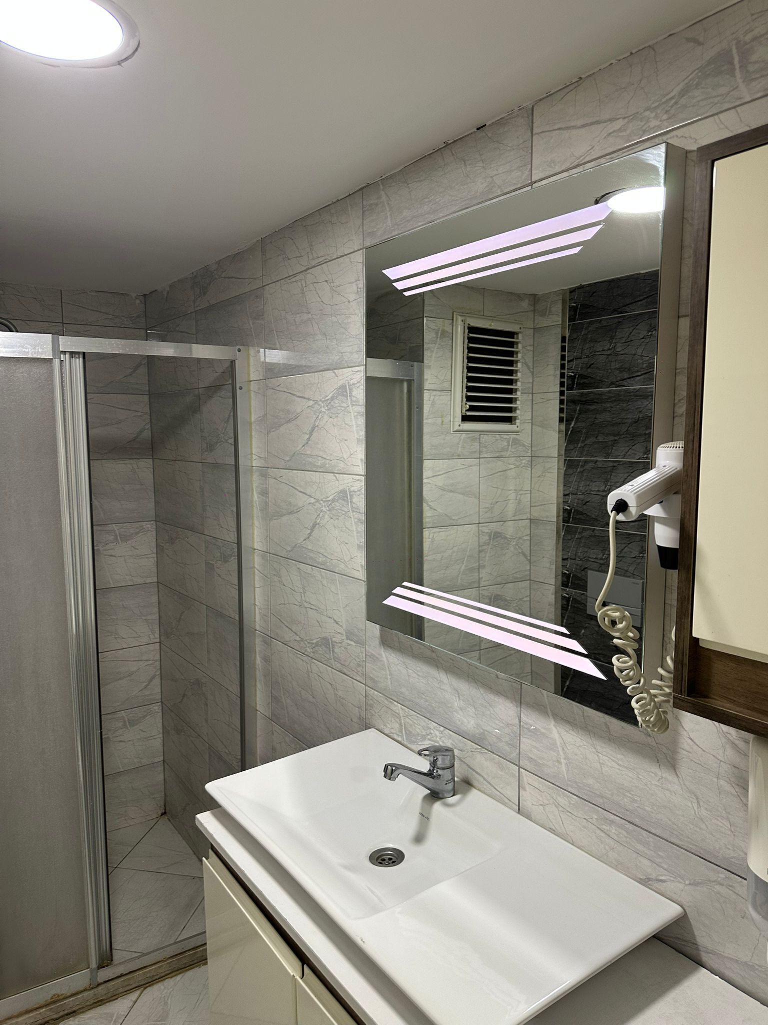 Haartrockner, Handtücher, Toilettenpapier