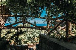 الإطلالة من المنش أة