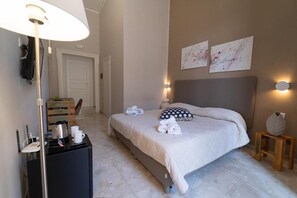 A bedroom with a bed, a bedside table, a lamp, and artwork on the wall. - P.c. Boutique H. Sea View (Naples)
