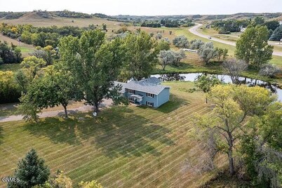 Peaceful 4 Bedroom Getaway Mins. from Huff Hills, The Post & Ft. Lincoln Park.