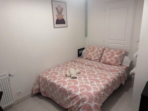1 bedroom, iron/ironing board, WiFi, bed sheets - A magical stay between Paris and Disney (Bry-sur-Marne)