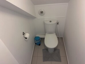 Hårtørrer, håndklæder, Sæbe, Toiletpapir