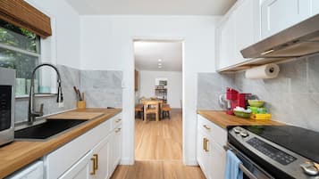 Frigorifero, microonde, forno, piano cottura