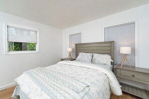 3 bedrooms, desk, iron/ironing board, travel crib - Lakefront 3BR Cottage –Lake Lavon, Parks and Trails (Wylie)