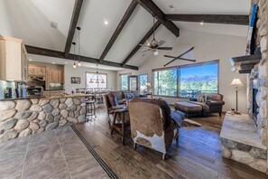 Smart TV, fireplace, DVD player - Chalet Blanca–Sierra Blanca Views+Hot Tub+ Family Mountain Luxe (Ruidoso)