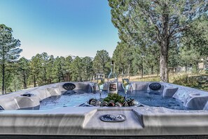 Outdoor spa tub - Chalet Blanca–Sierra Blanca Views+Hot Tub+ Family Mountain Luxe (Ruidoso)