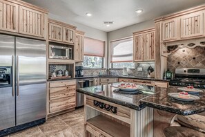Fridge, microwave, oven, stovetop - Chalet Blanca–Sierra Blanca Views+Hot Tub+ Family Mountain Luxe (Ruidoso)