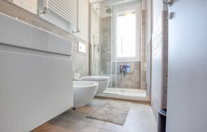 Shower, hair dryer - 3 bedroom stunning apartment in Zoagli (Zoagli)