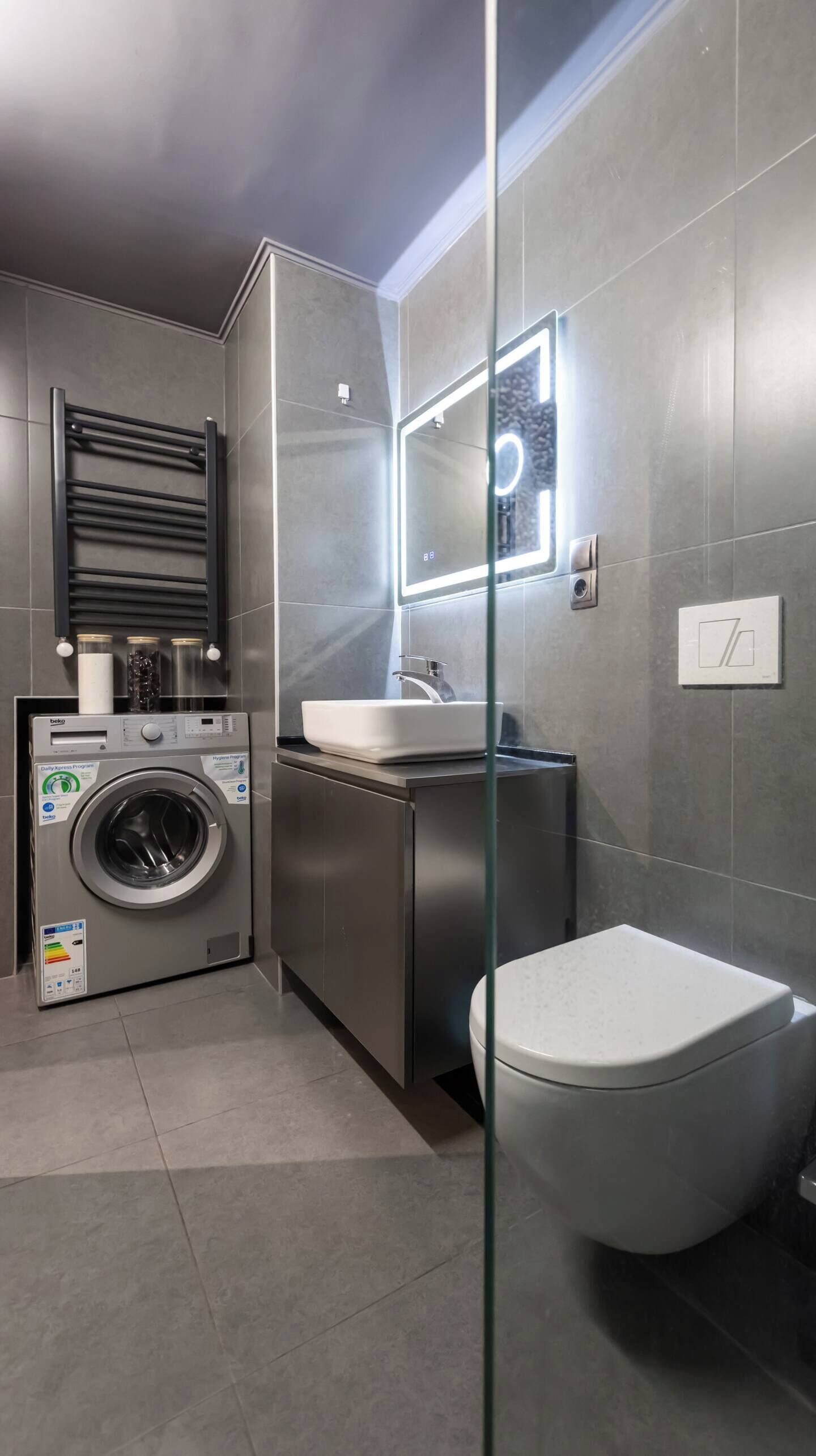 Regadera, secadora de cabello, toallas, jabón 