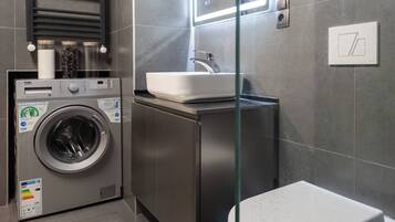 Regadera, secadora de cabello, toallas, jabón