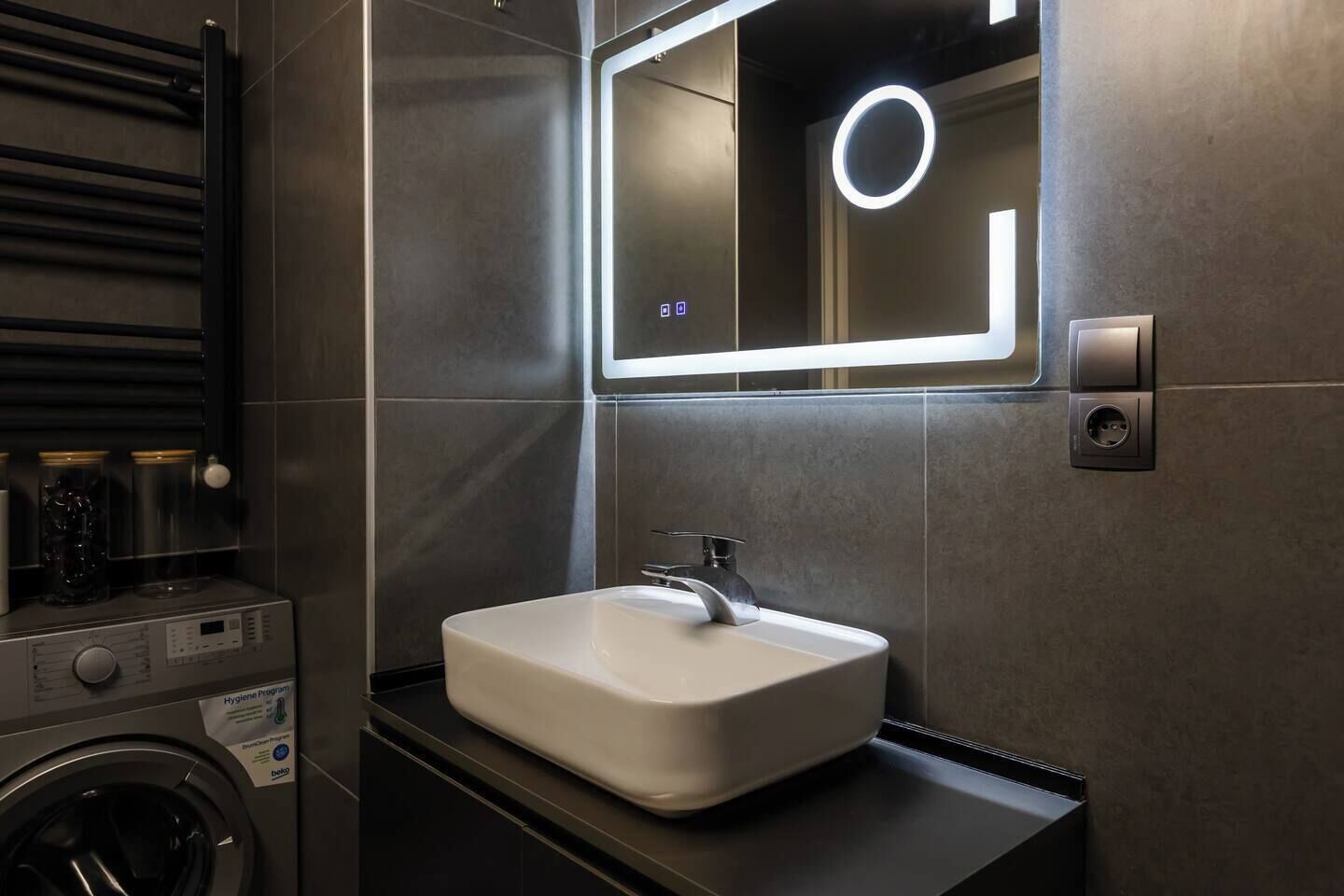 Douche, sèche-cheveux, serviettes fournies, savon