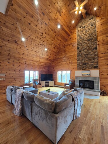 Scenic Mountain Family Retreat, Private Pool w/Panoramic Views, Modern Interior