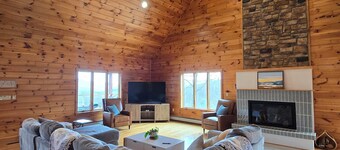 Scenic Mountain Family Retreat, Private Pool w/Panoramic Views, Modern Interior