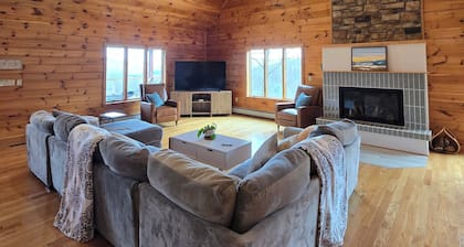 Scenic Mountain Family Retreat, Private Pool w/Panoramic Views, Modern Interior