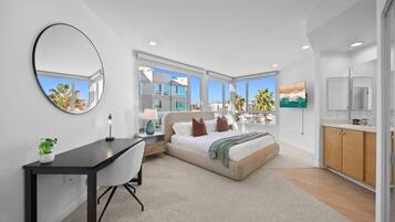 2 slaapkamers, een bureau, een strijkplank/strijkijzer, reisbedje