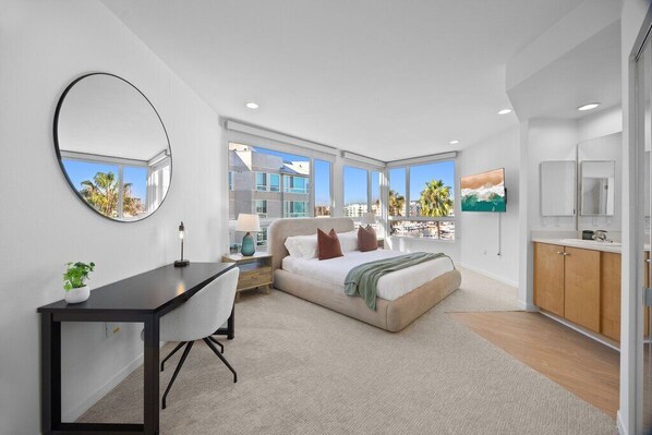 2 Schlafzimmer, Schreibtisch, Bügeleisen/Bügelbrett, Reisekinderbett