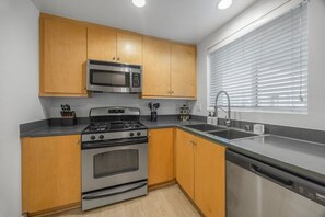 ثلاجة، ميكروويف، فرن، موقد طهي مسطح