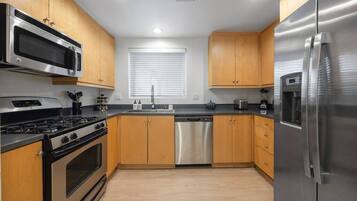 Kühlschrank, Mikrowelle, Ofen, Herdplatte