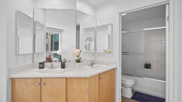 Douche, sĂšche-cheveux, serviettes fournies, savon