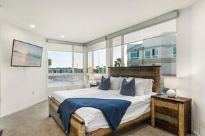 2 bedrooms, desk, iron/ironing board, travel crib - The Navagio' Waterfront Penthouse 3 Levels, Private Rooftop Boats View Parking (Marina del Rey)
